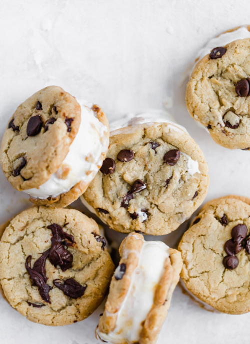 sweetoothgirl: Vanilla Caramel Swirl Ice Cream Sandwiches