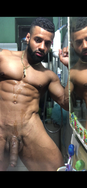 mancrusheveryday-cummingagain:  Shower time