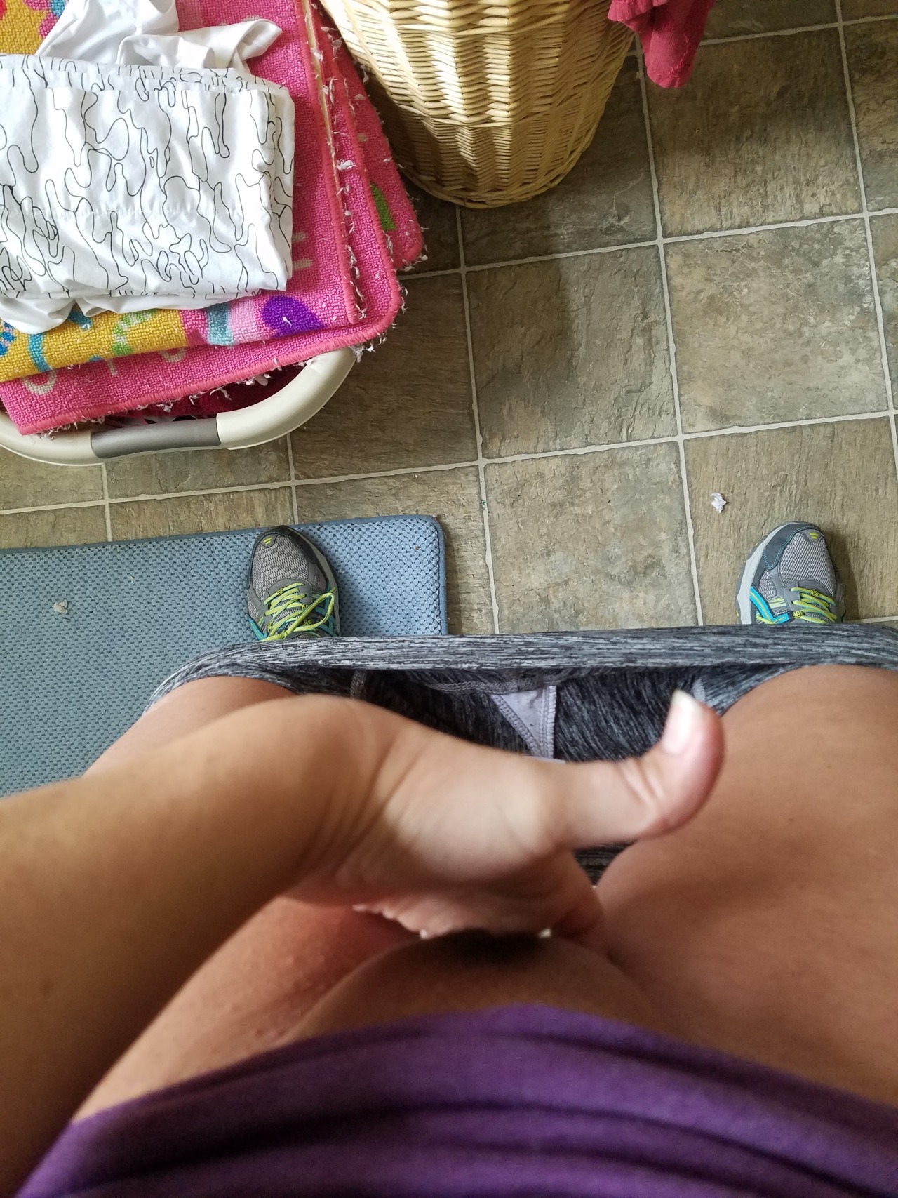 amateurlovin:  scgrrl72:  How a Hot Wife makes laundry more interesting….. just