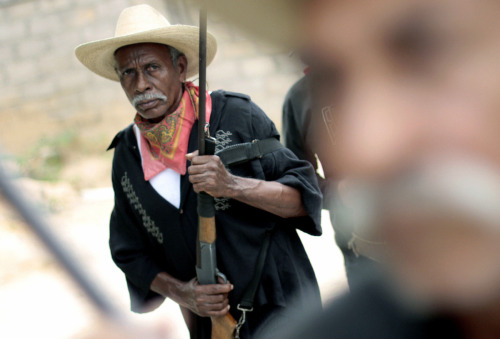 cerebralzero:fnhfal:Mexican vigilantes.Grupos de Autodefensa Comunitaria