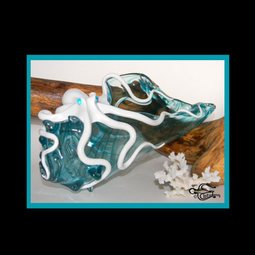 elstwhen:  The Oceans Song, Dreams of Tonga, Kraken was sculpted Stevie Pagano, onto this stunning glass Conch Shell made by Vandy ‘Aelfgifu’ Hall.This is some of the mosy buttery lushious glass I have worked on and the sentious shape of the shell