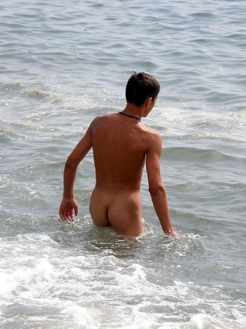 gotoanudebeach:  nackte-menschen:  Clothing optional - my preferred kind of beach!  Go to a nude beach - and let it all hang out!