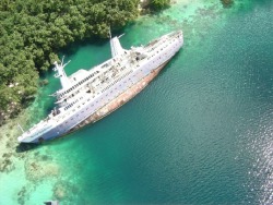 hollowfeathers:  http://sometimes-interesting.com/2011/08/11/abandoned-cruise-ship-the-world-discoverer/#more-1433