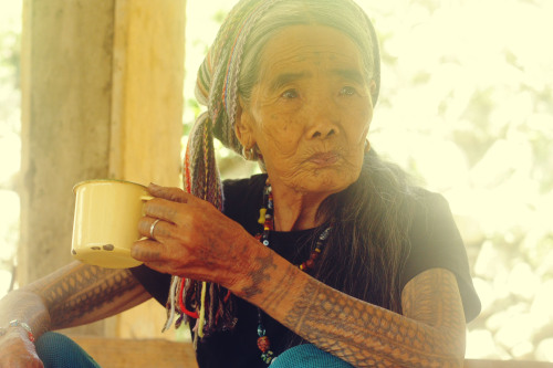 pinoy-culture:  aineeething:  Even legends take a coffee break.  Apo Whang-Od, well known mambabatok, (tattoo artist), and the last one among the Kalinga. However despite what everyone says of her being the last one and when she dies the Kalinga tattooing