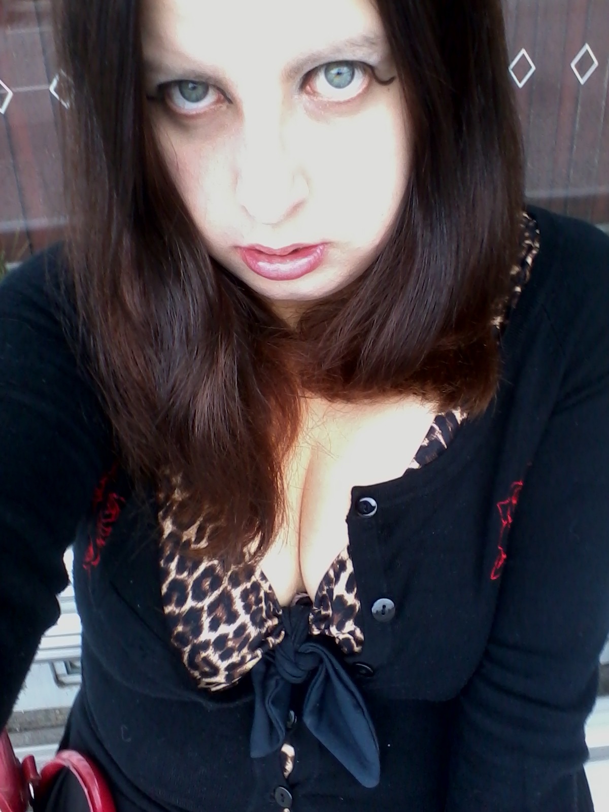 miss-sarbear:  I look half asleep in this pic but meh,good cleavage and hair day