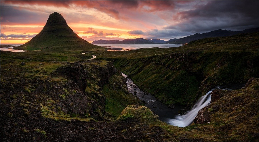 morethanphotography:
“[ … summer`s night ] by D_P_Photography
”
The Lonely Mountain in summer, pre-Smaug of course.