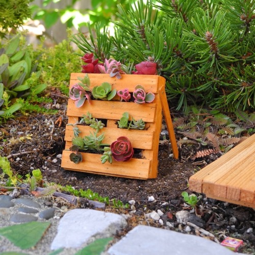 a-mini-a-day: Miniature unconventional planters: cinder blocks, pallets, and bathtubs.Find at Two Gr