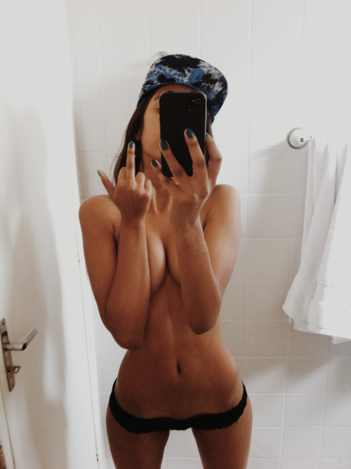 selfiestream:  http://bloggingdrunk.com/selfies