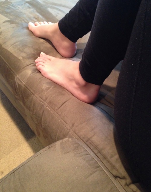 footyummy24: Girlfriend’s twin sister, Hannah. She let me take candids of her feet!