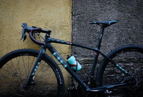 gowiththeflowsmallboy89: Gravel bike and wall #gravelbike#wall#bianchibicycles #bikeporn #impulsoall