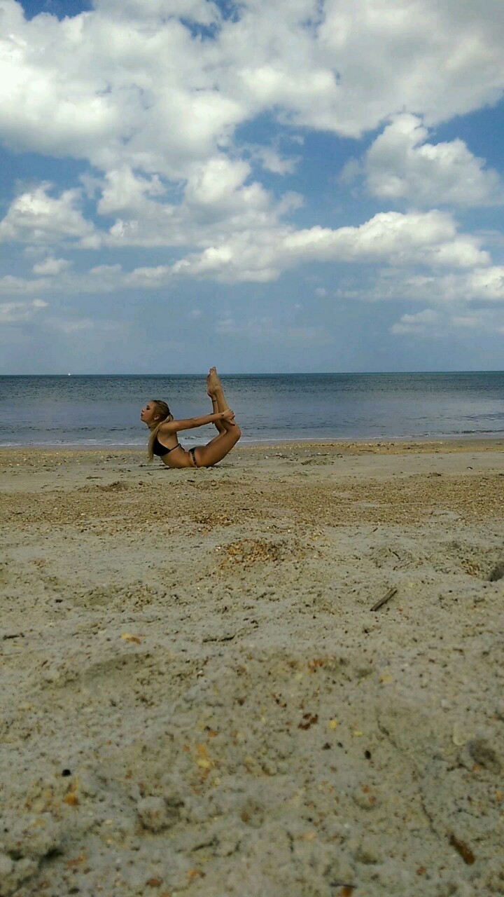 sexual-scorpio-stoner:  beach goddess  Yes. Yes you are