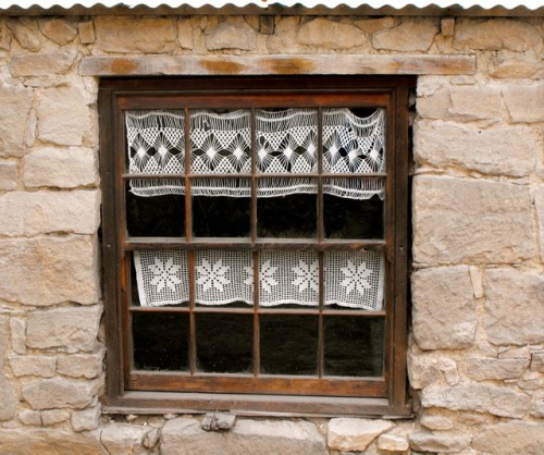 Ventana de madera con cortinas de encaje, casa de piedra, Gaiman, Chubut, 2008.Gaiman was a Welsh se