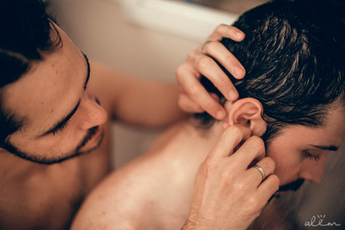 alemdoafeto:  “Partes tão íntimas de nós. Dividir. Estar ao lado, junto, sobre, misturado. Espelhar-se, e ver através do reflexo a melhor parte de mim. Ele. Eu. Sorriso quando e sempre. Sorrir quando e ainda que visto pelo olhar terceiro. Despir-se
