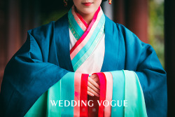 mingsonjia:  ziseviolet:    Tang Dynasty-style Chinese Wedding Editorial via Wedding Vogue, Part II (Part I). The couple’s wedding hanfu are in the style of the Tang Dynasty, with the groom wearing red and the bride wearing green.  To be specific it