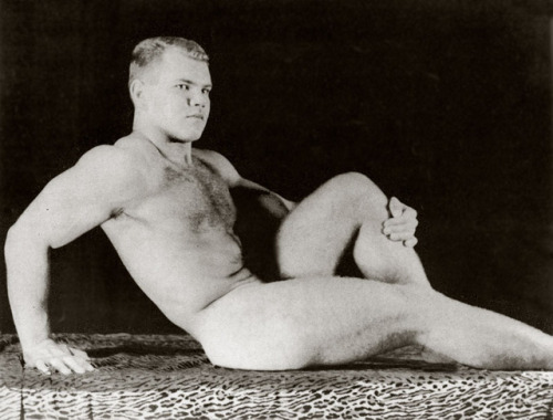 vintagemusclemen:Despite not being particularly revealing, I think this Collier photo of Don Len is 