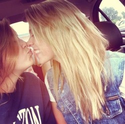 lipstick-lesbian:  ♀♡♀