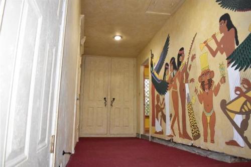 terriblerealestateagentphotos:According to the Curse of Amenhotep, he who discovers this tomb must c