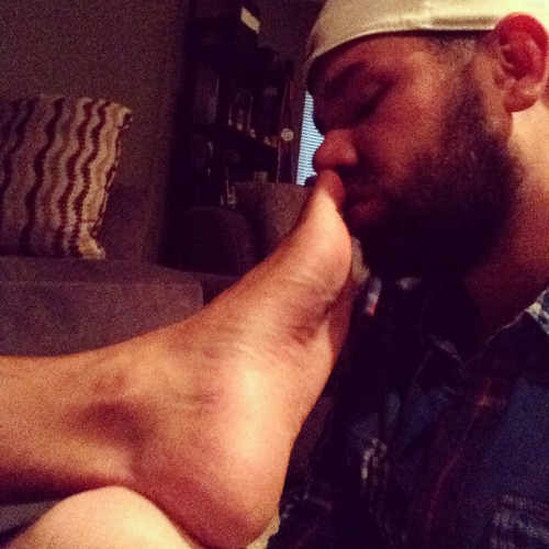 yngrawcumdump:  …for the second night in a row, I found myself under the socks and feet of one of the hottest men I’ve ever met.  