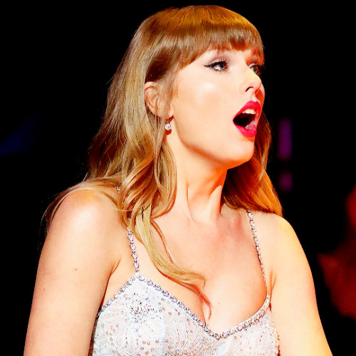 tswiftsedits: Taylor Swift reacts to winning the Global icon Award during The BRIT Awards 2021 at Th