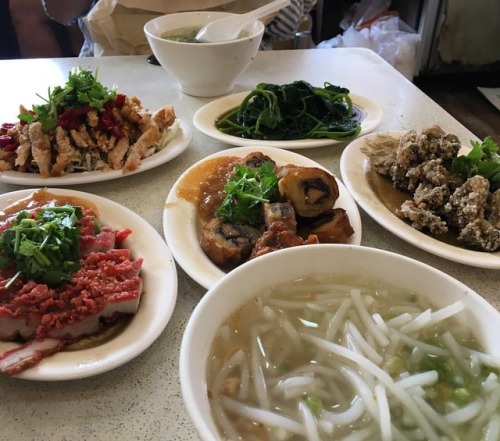 把米粉湯當桌菜吃 #taiwan #taipei #chinesefood #taiwanesefood #breakfast #noodles （在 汐止米粉湯）