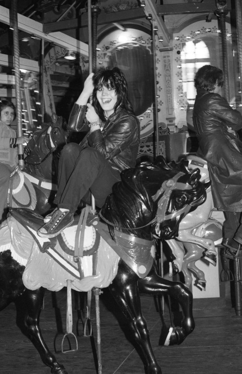 debbieharry1979:joan jett hanging out in santa monica, 1977, taken by donna santisi