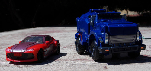 thegoddamnwordsmith: “Fight?”“Mmm, drive.” Deluxe Knock Out and AM-12 War Breakdown - Transformers: Prime 