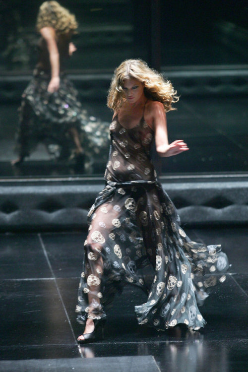 black-is-no-colour: Kate Moss dances in Alexander McQueen’s “Black” show, June 2004. © Getty Images