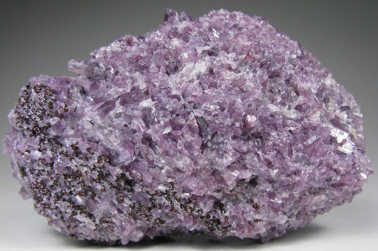 bijoux-et-mineraux:  Hexagonite -  Gouverneur Mine, St. Lawrence Co., New York  