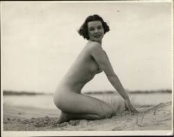 Hanneke op het strand, Bergen (1932)