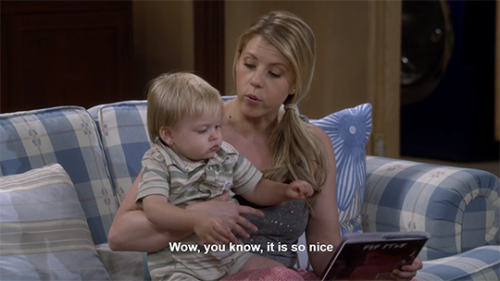 Stephanie Tanner (Jodie Sweetin) reading a Ariana Grande autobiography on Fuller House