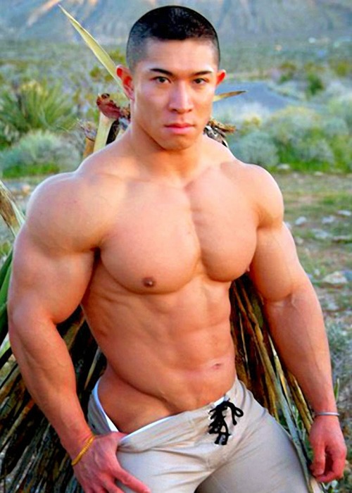 biggestofasians: nudemalebodybuilders:  If you love HUGE muscular Gods, follow me for more like this <3  more from the amazing Daryl Gee 