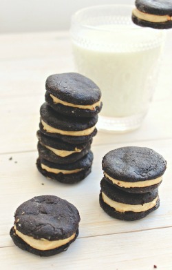 fullcravings:  DIY Healthy Oreo Cookies 