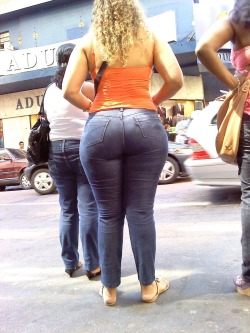 pearhub:  #thick #bbw #jeans #booty 