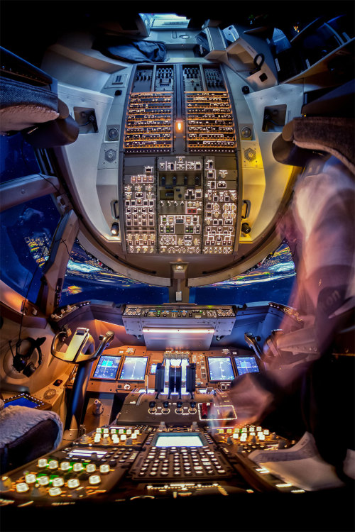 culturenlifestyle: Spectacular Views Of The Night Sky From The Cockpit Airplane pilots literally hav