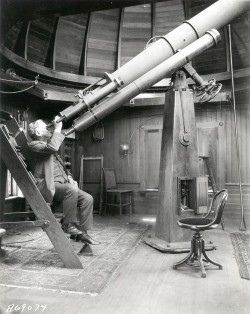 engineeringhistory:  Elihu Thomson looking through a telescope. Thomson was chief engineer of General Electric in the 1890s and an early pioneer in dynamo design.