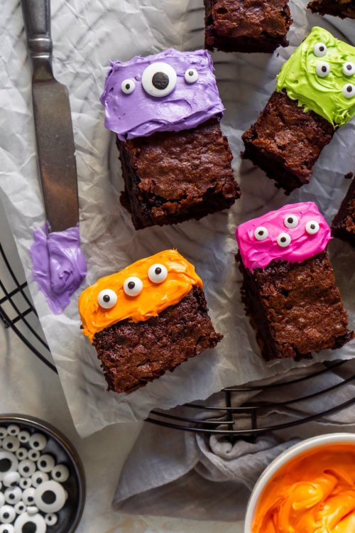 sweetoothgirl:  Halloween Monster Chocolate Cake Brownies  