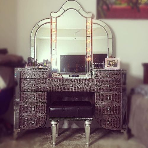 I’m obsessed with my new @michael_amini Hollywood Swank Vanity!  It fits all my makeup and hair tools with plenty of space leftover and also has built in outlets to plug my tools in to.  The lights turn on with a touch sensitive button.  All I have