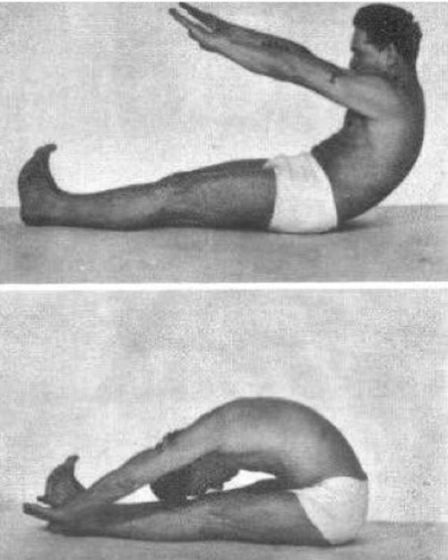 He was really bend-y. Mr. Pilates demonstrates the Roll Up. #matpilates #contrology #pilateseveryday