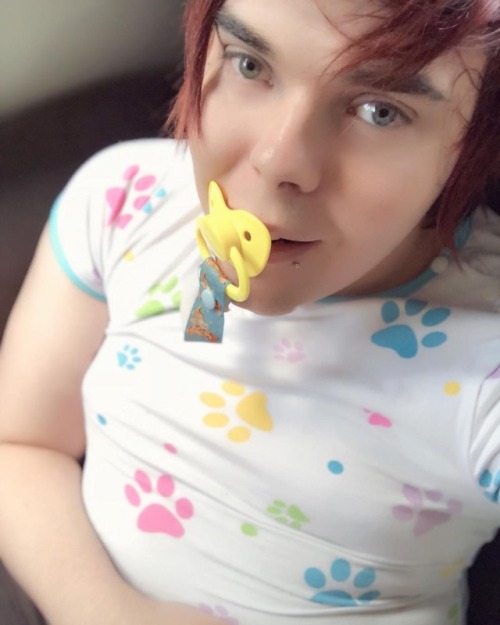 This onesie makes me look fat #abdl #adultbaby #diaperboy #diaperlover #infantilism #cgl #ddlb #ddlg