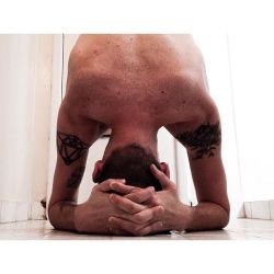 deftyogadudes:  Sábado de inversión 💰 #sirsasana #yogadudes #yoga by alepsruba https://instagram.com/p/7QjPZdhy8Y/ Do you want to start yoga today??? Order Deft Yoga Dudes: Getting Started With Yoga: A Guide for Men to Get Off the Couch and Into