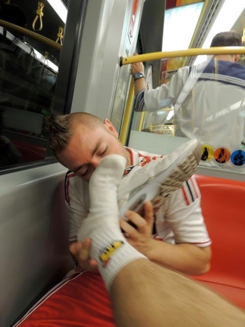 hotdamnsocks:  sockssneakersfeet:SOCKS, FEET &amp; SNEAKERS - IV  Yes