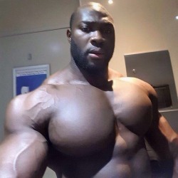 keepemgrowin:  Enormous muscle god, deserving of worship…