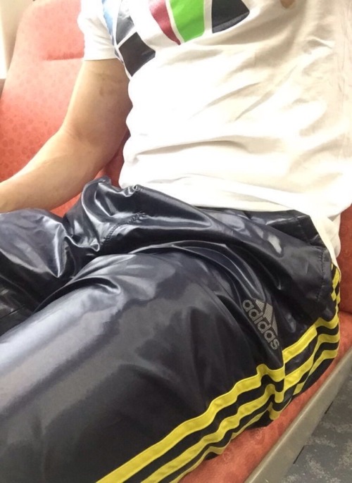kinkyderryguy:Let me lick ur trousers