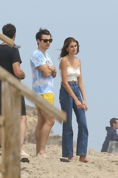 hsdscandids:Harry with Kaia at the beach in Malibu - May 20
