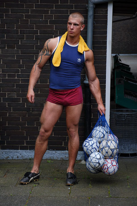 musclehypnobloggr:  This is one man whos balls I’d love to play with…. 