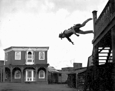 Cowboy sautant d'un toit dans Il pistollero dell'avemaria (Le dernier des salauds), Western Spaghetti, film de Ferdinando Baldi, 1969.