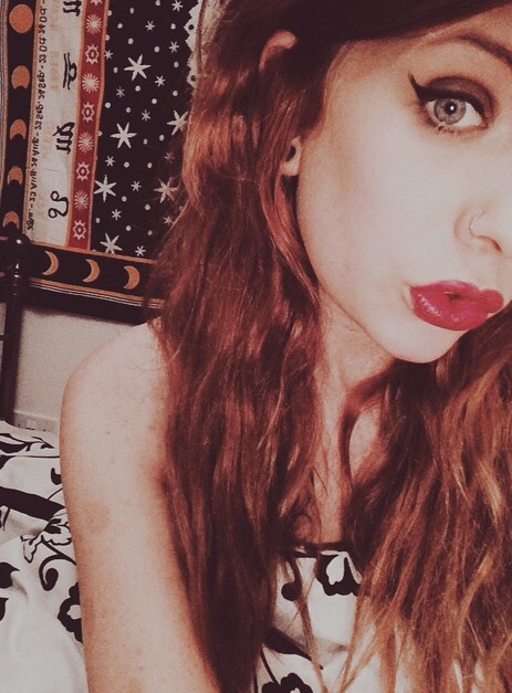 allycakesxo:I touched up my hair a little and I put up my new tapestry. But I still