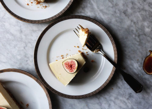 fullcravings:Crème Frâiche Cheesecake With Pretzel Crust + Brûléed Figs and Grapes