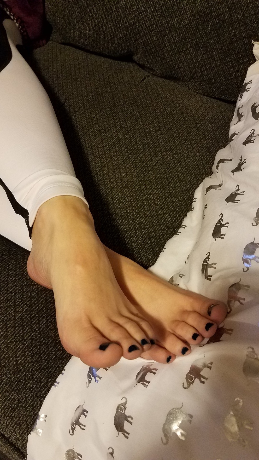 myprettywifesfeet: Her pretty toes and beautiful arch.please comment  