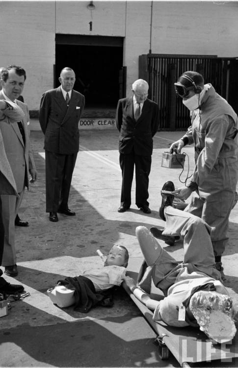 Display of mannequins used in atom bomb test(Edward Clark. 1953)